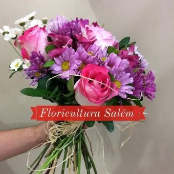 Buquê em Tons Claros Rosas e Flores do campo