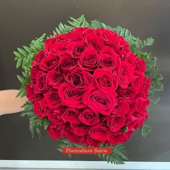 Buquê Luxo 50 Rosas vermelhas