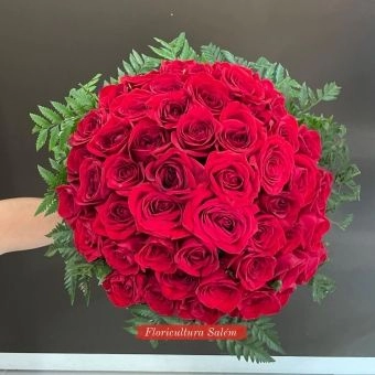 Buquê Luxo 50 Rosas vermelhas