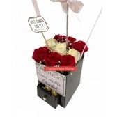 Caixa Rosas Vermelhas e Brancas C/ Balão
