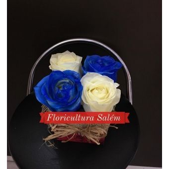 Arranjo 4 Rosas Brancas e Azuis