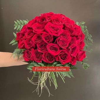 Buquê Luxo 50 Rosas vermelhas