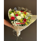 Buquê com 10 Rosas Brancas e Vermelhas Embalagem Rústica
